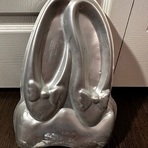 2004 WILTON BALLERINA SLIPPERS ALUMINUM CAKE PAN #2105-2065
